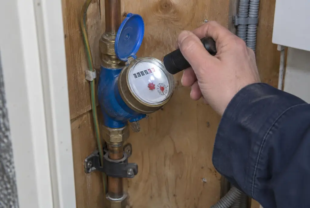 Lekdetectie Otterlo – watermeter in de meterkast controleren met een zaklamp